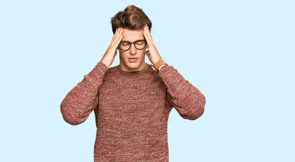 Yakışıklı Beyaz Adam Günlük Kazak Giyiyor Gözlük Takıyor Ağrı Migren — Stok fotoğraf