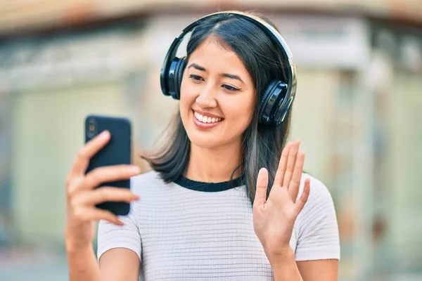 Young Hispanic Woman Doing Video Call Using Smartphone Headphones City — Stock Photo, Image