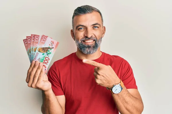 Hombre Guapo Mediana Edad Sosteniendo 100 Nuevos Billetes Zealand Dólares —  Fotos de Stock