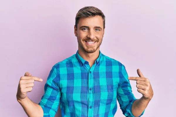 Knappe Blanke Man Met Casual Kleding Die Zelfverzekerd Uitziet Met — Stockfoto