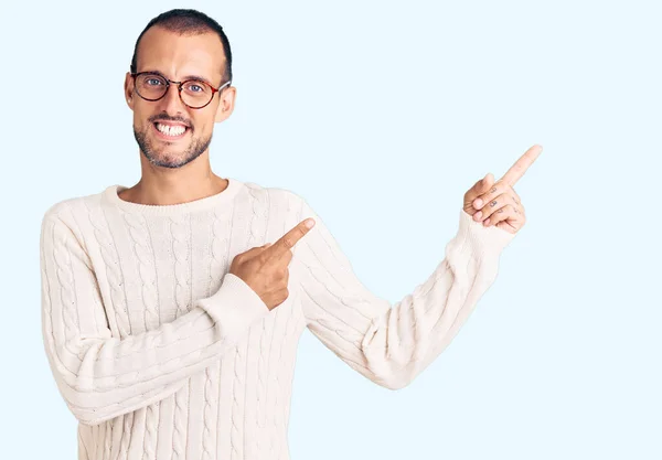 Homem Bonito Jovem Vestindo Roupas Casuais Óculos Sorrindo Olhando Para — Fotografia de Stock