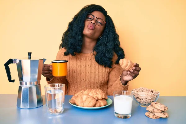 Jeune Femme Afro Américaine Prenant Petit Déjeuner Tenant Croissant Regardant — Photo