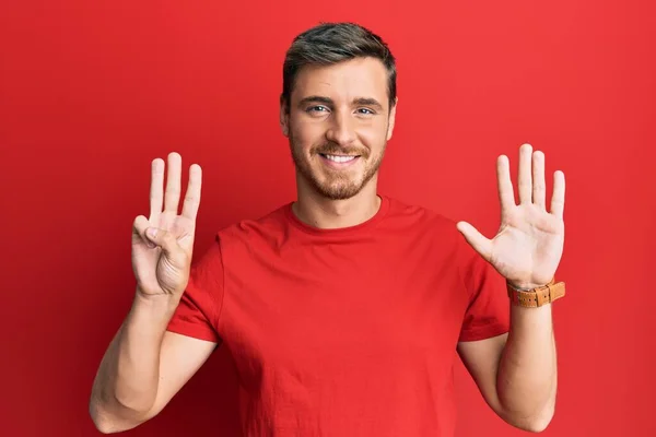 Hombre Caucásico Guapo Usando Camiseta Roja Casual Mostrando Apuntando Hacia — Foto de Stock