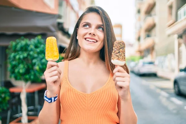 Jeune Fille Moyen Orient Souriant Heureux Manger Crème Glacée Marche — Photo