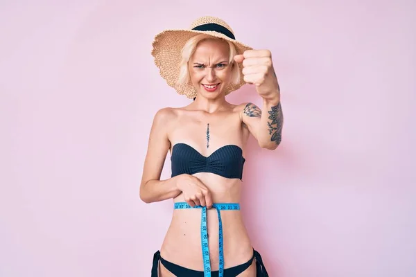 Ung Blond Kvinna Med Tatuering Klädd Bikini Med Hjälp Tejp — Stockfoto
