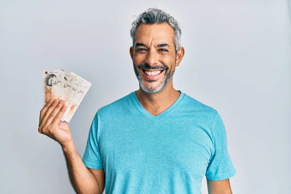 Hombre Pelo Gris Mediana Edad Sosteniendo Libras Del Reino Unido —  Fotos de Stock