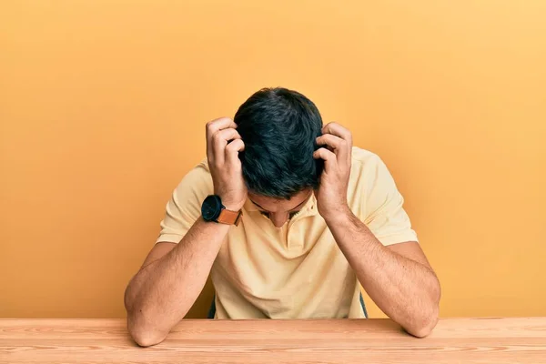 Joven Hispano Con Ropa Casual Sentado Mesa Sufriendo Dolor Cabeza —  Fotos de Stock