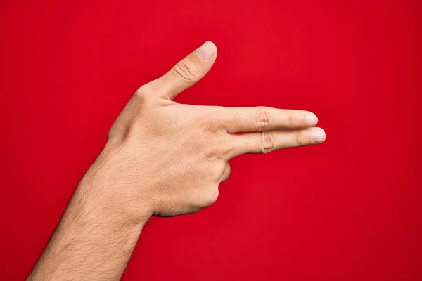 Mão Jovem Caucasiano Mostrando Dedos Sobre Fundo Vermelho Isolado Gesticulando — Fotografia de Stock