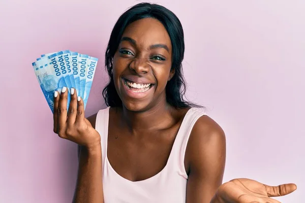 Jovem Afro Americana Segurando 10000 Pesos Chilenos Celebrando Conquista Com — Fotografia de Stock