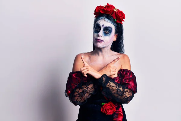 Mujer Joven Usando Día Mexicano Del Maquillaje Muerto Señalando Ambos — Foto de Stock