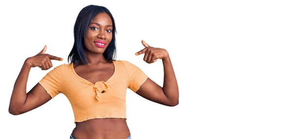Genç Afro Amerikan Kadın Günlük Kıyafetler Giyiyor Kendine Güvenen Yüzünde — Stok fotoğraf
