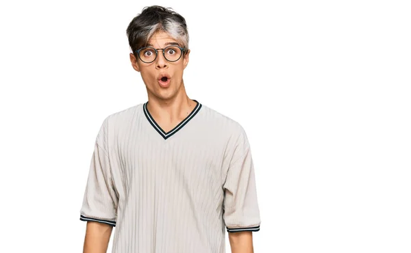 Jovem Hispânico Vestindo Roupas Casuais Óculos Assustados Espantados Com Boca — Fotografia de Stock
