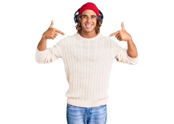 Giovane Uomo Ispanico Che Ascolta Musica Usando Cuffie Guardando Fiducioso — Foto Stock