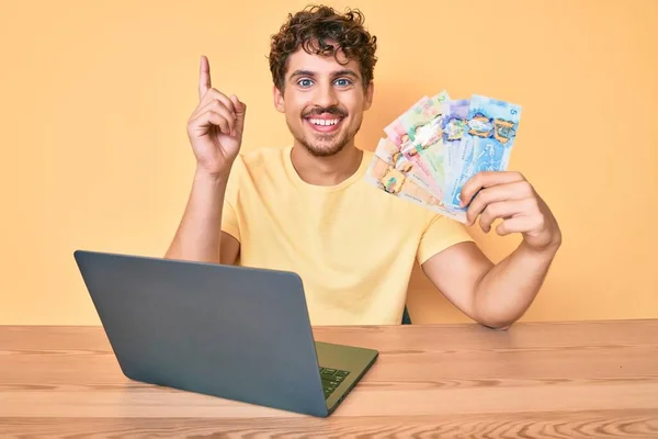 Joven Hombre Caucásico Con Pelo Rizado Sentado Mesa Trabajando Con — Foto de Stock