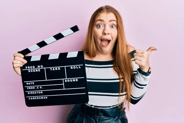 Jong Mooi Roodharige Vrouw Houden Video Film Klapbord Wijzen Duim — Stockfoto