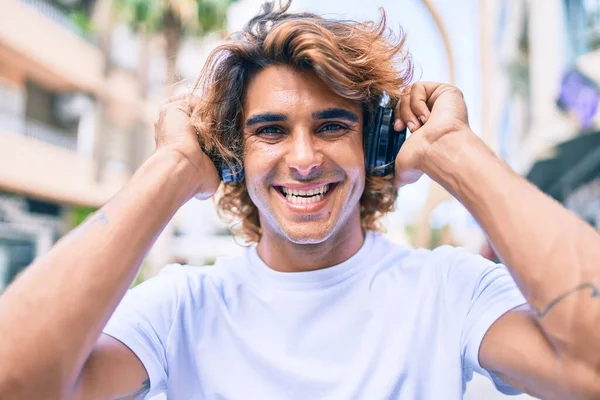 Giovane Bello Ispanico Uomo Sorridente Felice Con Cuffie Piedi Strada — Foto Stock