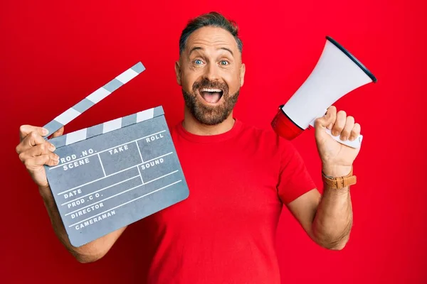 Bello Uomo Mezza Età Possesso Video Film Clapboard Megafono Celebrando — Foto Stock