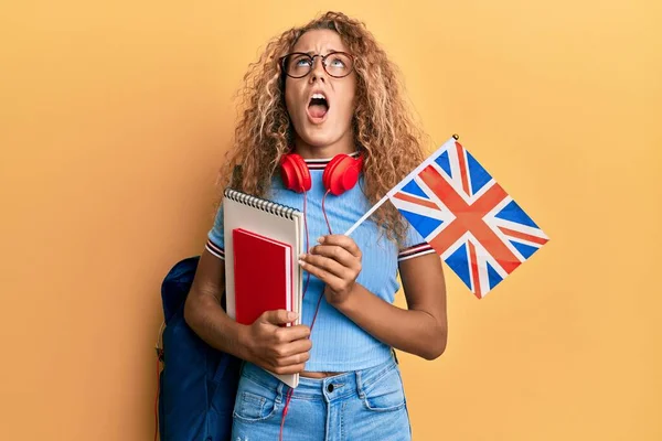 Bela Adolescente Caucasiano Troca Estudante Segurando Bandeira Reino Unido Irritado — Fotografia de Stock