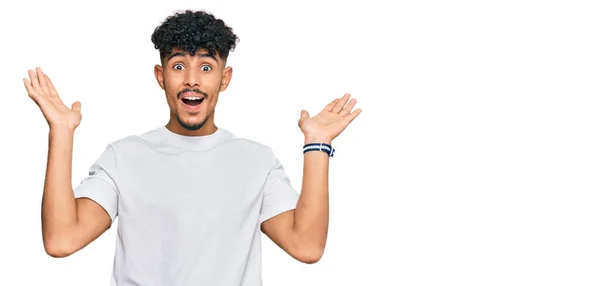 Jonge Arabische Man Draagt Casual Witte Shirt Vieren Gek Verbaasd — Stockfoto