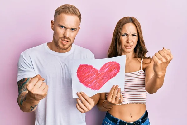 Jong Paar Van Vriendin Vriend Houden Hart Trekken Geïrriteerd Gefrustreerd — Stockfoto