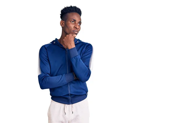 Ung Afrikansk Amerikansk Man Bär Sportkläder Med Hand Hakan Tänker — Stockfoto