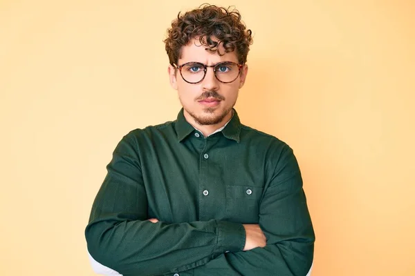 Joven Hombre Caucásico Con Pelo Rizado Usando Ropa Casual Gafas —  Fotos de Stock