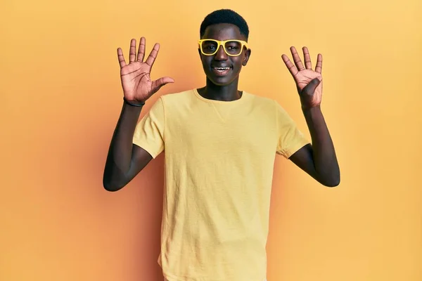 年轻的非洲裔美国人 身穿休闲装 戴着眼镜 用手指指着9号 面带微笑 自信而快乐 — 图库照片