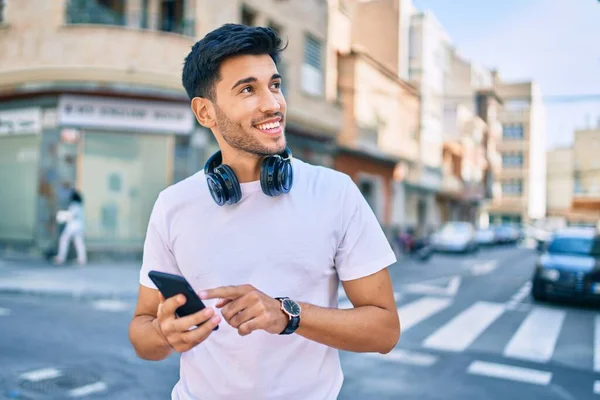 Giovane Uomo Latino Sorridente Felice Con Smartphone Cuffie Città — Foto Stock