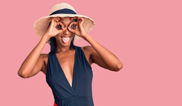 Jovem Afro Americana Vestindo Maiô Chapéu Verão Fazendo Gesto Como — Fotografia de Stock