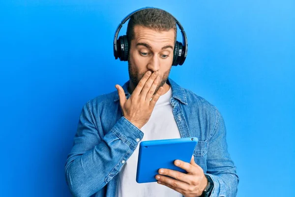 Homem Caucasiano Jovem Usando Touchpad Usando Fones Ouvido Cobrindo Boca — Fotografia de Stock