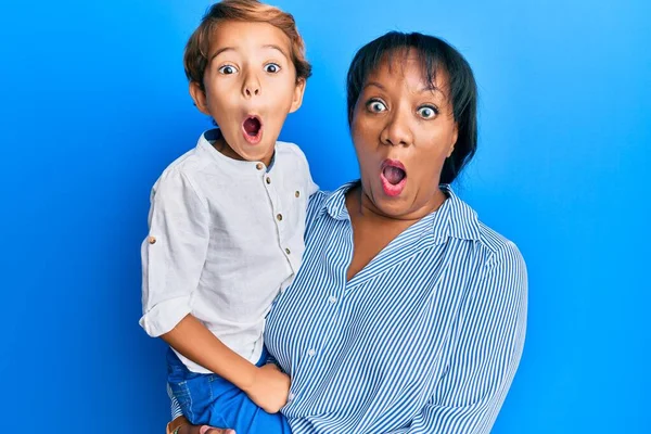 Hispanic Familj Mor Och Son Kramas Tillsammans Med Kärlek Rädd — Stockfoto