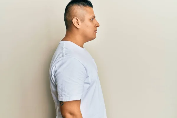 Hombre Latino Joven Con Camiseta Blanca Casual Mirando Hacia Lado —  Fotos de Stock