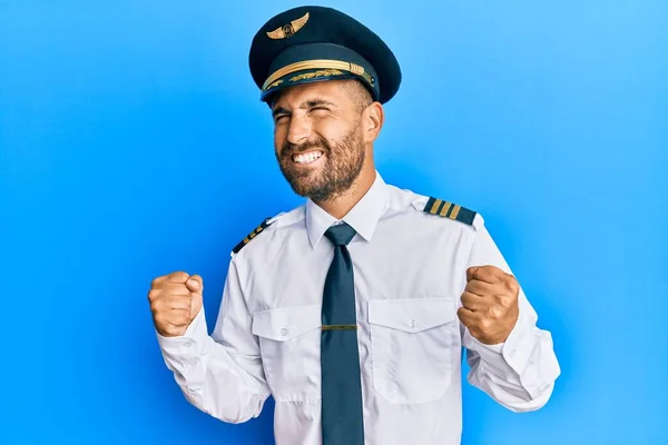 Stilig Man Med Skägg Bär Flygplan Pilot Uniform Glada För — Stockfoto