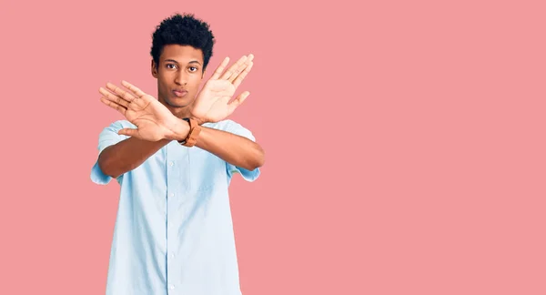 Jovem Afro Americano Vestindo Roupas Casuais Expressão Rejeição Cruzando Braços — Fotografia de Stock