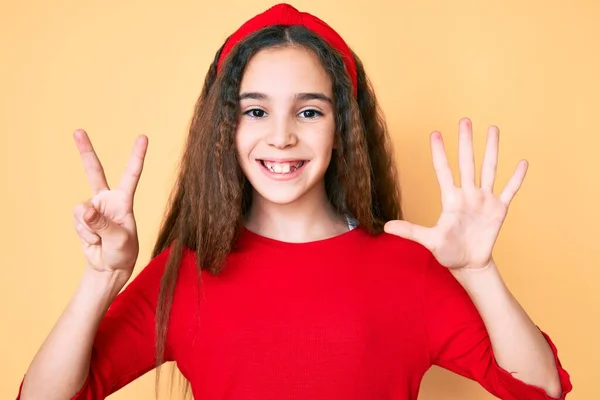 Мила Дівчина Іспаномовним Дитячим Одягом Діадемою Показуючи Вказуючи Пальцями Номер — стокове фото