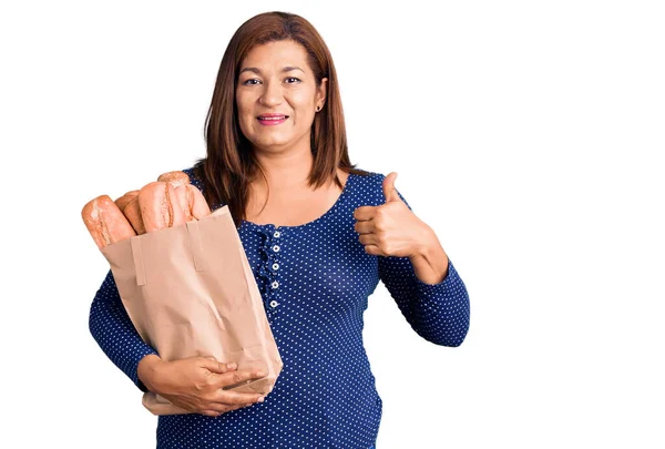 Donna Mezza Età Che Tiene Borsa Della Spesa Con Pane — Foto Stock