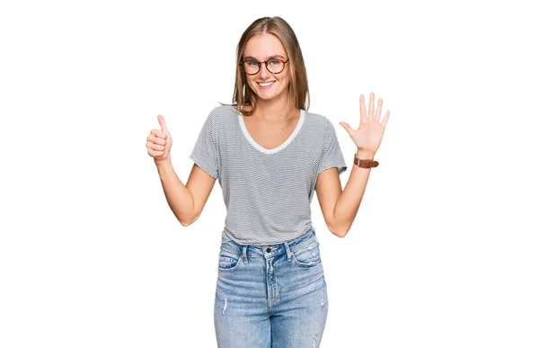 Hermosa Mujer Rubia Joven Con Ropa Casual Gafas Que Muestran — Foto de Stock