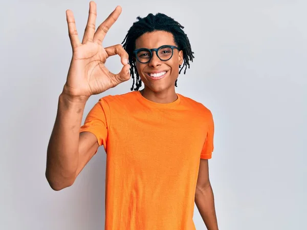 Junger Afrikanisch Amerikanischer Mann Lässiger Kleidung Und Brille Der Positiv — Stockfoto