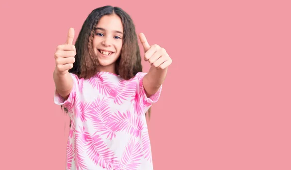 Linda Niña Hispana Usando Ropa Casual Aprobando Hacer Gesto Positivo —  Fotos de Stock