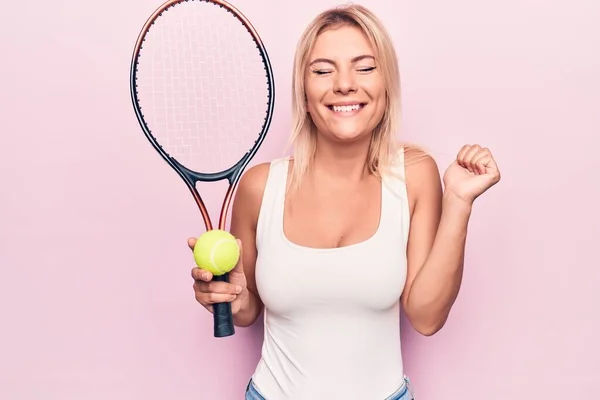 Joven Hermosa Deportista Rubia Jugando Tenis Usando Raqueta Pelota Sobre —  Fotos de Stock