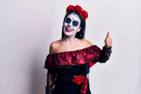 Joven Mujer Vistiendo Día Mexicano Del Maquillaje Muerto Luciendo Orgullosa — Foto de Stock