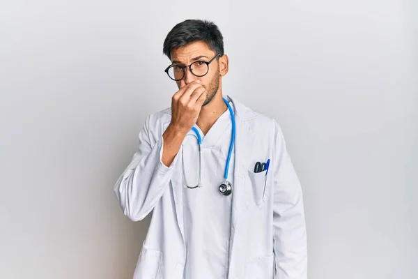 Fiatal Jóképű Férfi Orvosi Egyenruhában Sztetoszkóppal Bűzlik Valami Bűzös Undorító — Stock Fotó