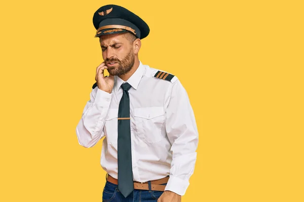 Hombre Guapo Con Barba Llevando Uniforme Piloto Avión Tocando Boca — Foto de Stock