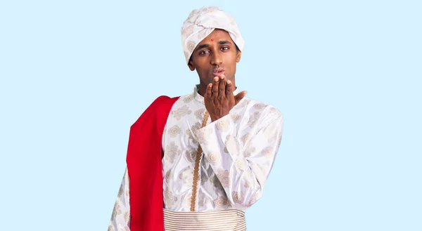 Gelenek Giyinmiş Afrikalı Yakışıklı Bir Adam Sherwani Sari Elbisesi Giymiş — Stok fotoğraf