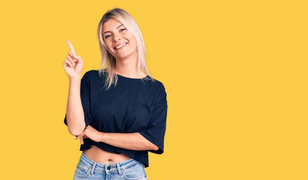 Jovem Mulher Loira Bonita Vestindo Camiseta Casual Com Grande Sorriso — Fotografia de Stock