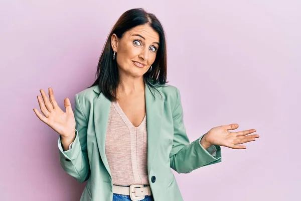 Middelbare Leeftijd Brunette Vrouw Het Dragen Van Casual Kleding Clueless — Stockfoto