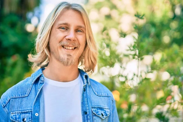 Jovem Loiro Escandinavo Homem Sorrindo Feliz Parque — Fotografia de Stock