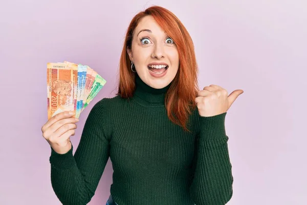 Güney Afrika Rand Banknotlarını Elinde Tutan Güzel Kızıl Saçlı Kadın — Stok fotoğraf