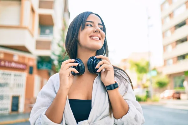 Jong Hispanic Meisje Glimlachen Gelukkig Luisteren Naar Muziek Met Behulp — Stockfoto