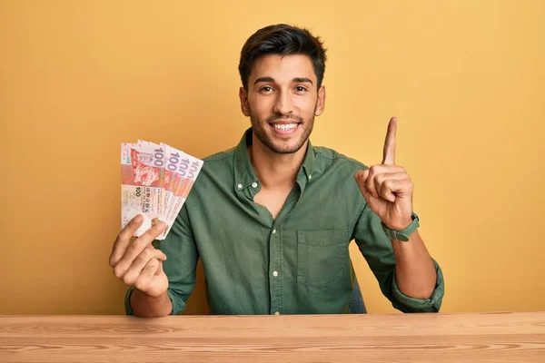 Junger Gutaussehender Mann Mit Hong Kong Dollar Banknoten Lächelnd Mit — Stockfoto